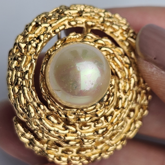 Vtg Gold Tone Crown Trifari Textured Spiral With Large Faux Pearl Brooch Signed - Picture 8 of 10